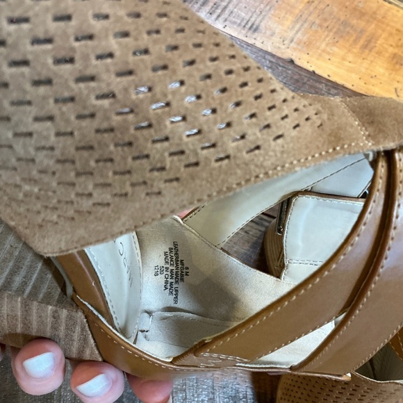 Marc Fisher Gabie Peep Toe Block Heel Sandals Women’s 8 – Tan Suede Perforated H - Picture 8 of 10